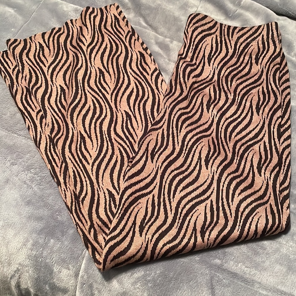 ⬇️Price Drop⬇️ Versona pants in beige & black size Large